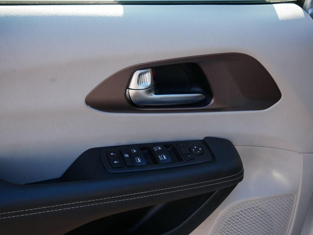 2024 Chrysler Voyager LX