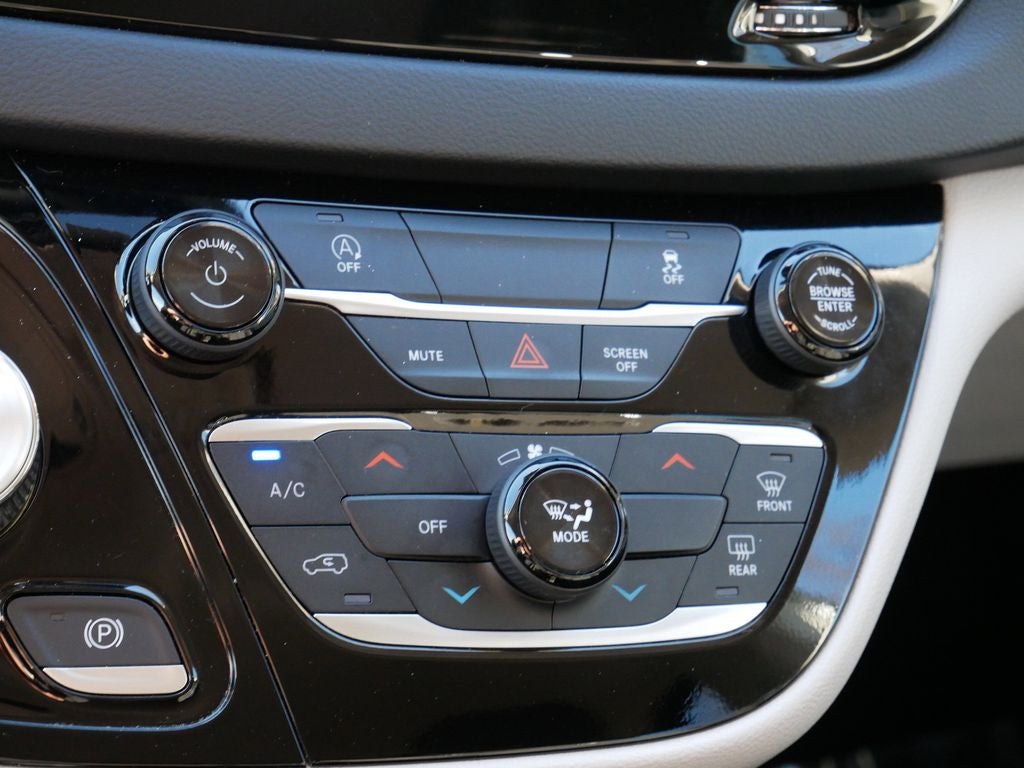 2024 Chrysler Voyager LX