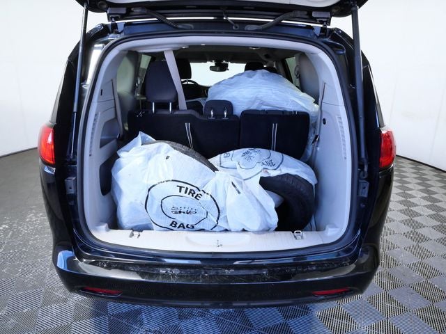 2024 Chrysler Voyager LX